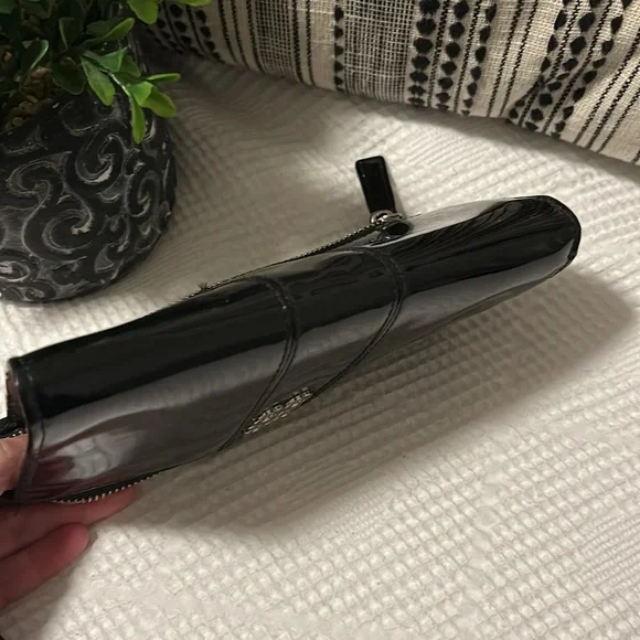 LOW START Coach patent leather wristlet - Picture 9 of 9